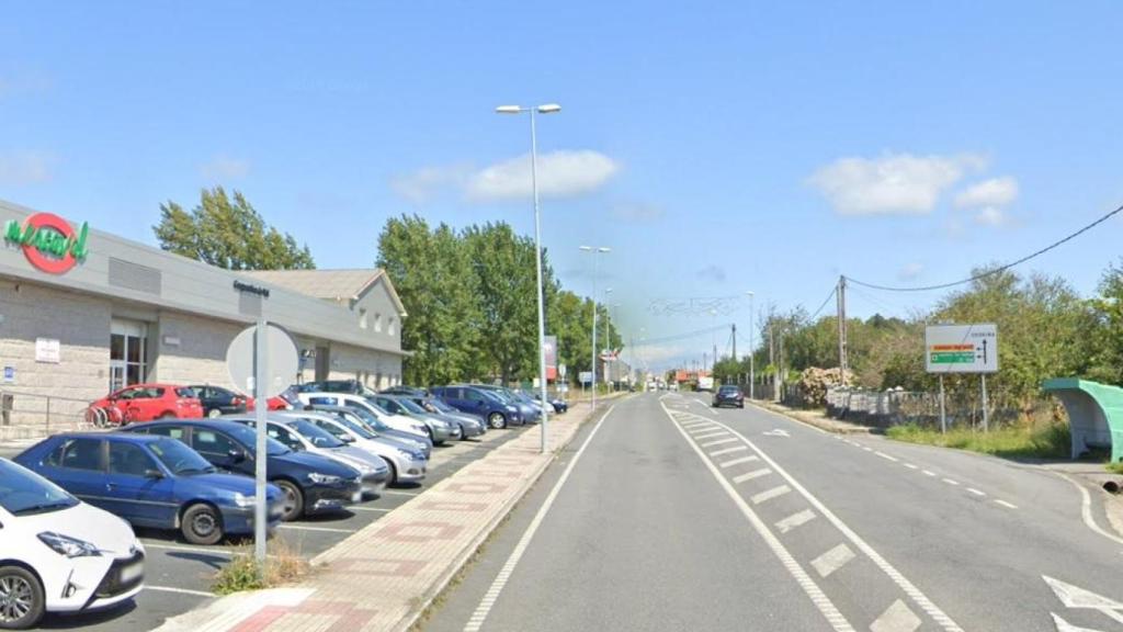 Carretera AC-116 a su paso por la parroquia de O Val (Narón)