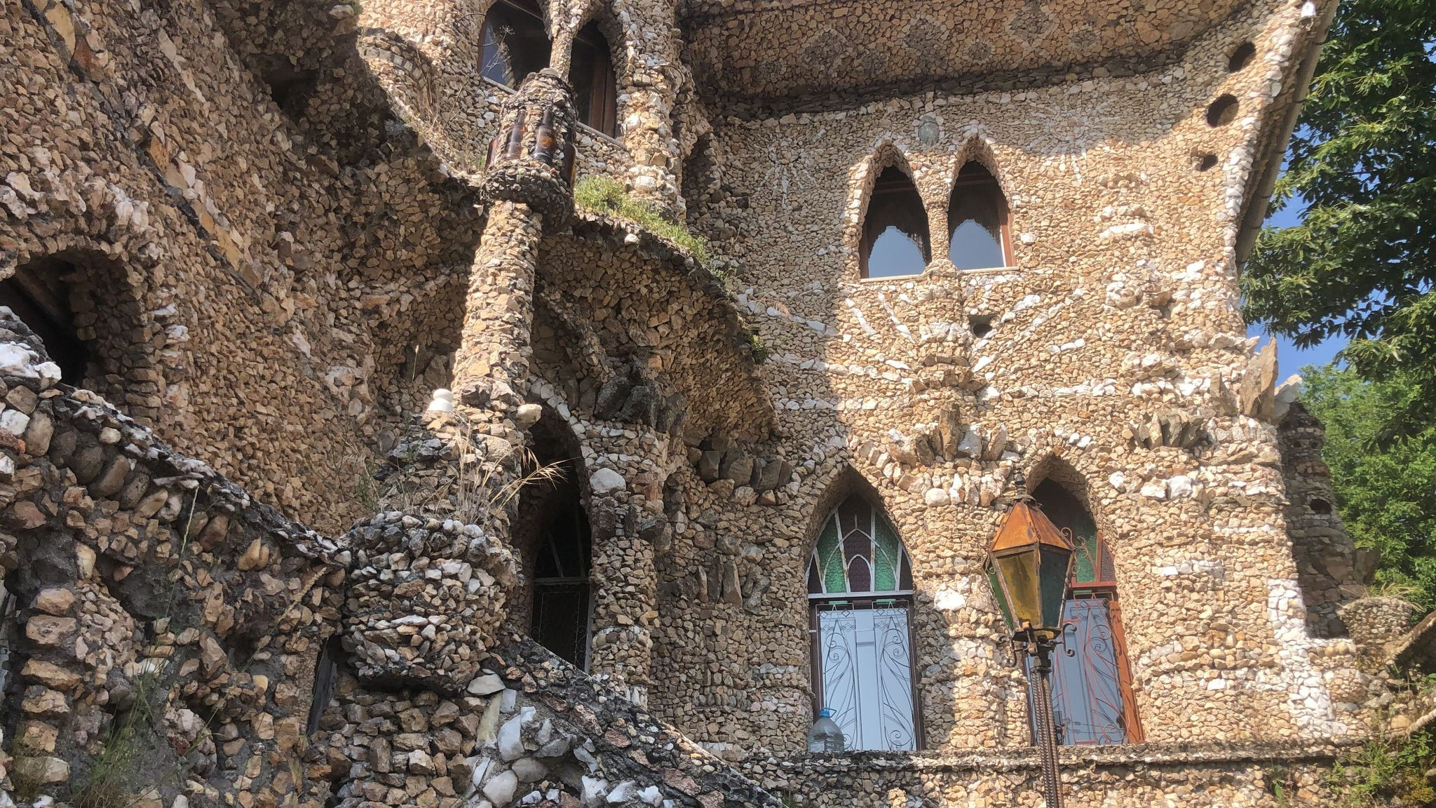 Uno de los laterales de la construcción, en el que se aprecia el detalle de las piedras.