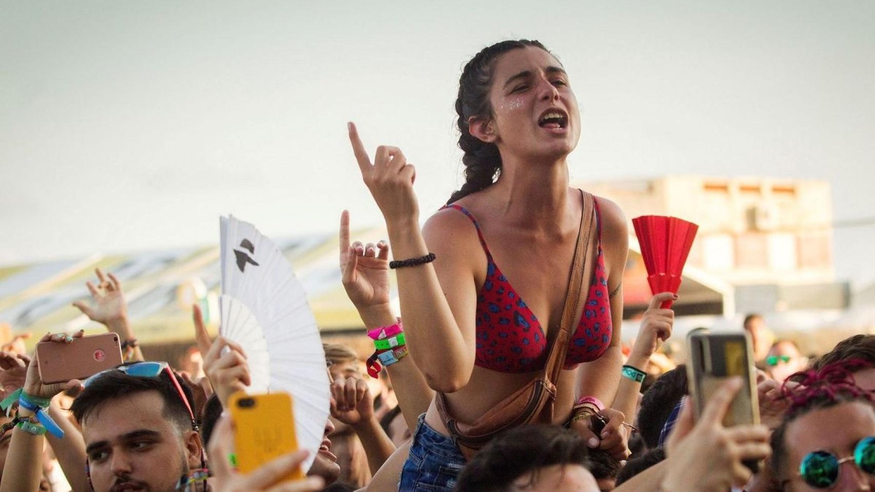 Una joven disfruta de un concierto en el Arenal Sound (Burriana)