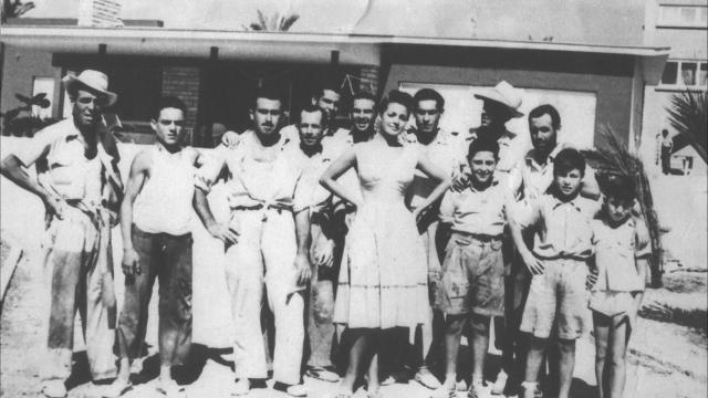 Carmen Sevilla posa con los obreros que construyeron el chalet en La Zenia.