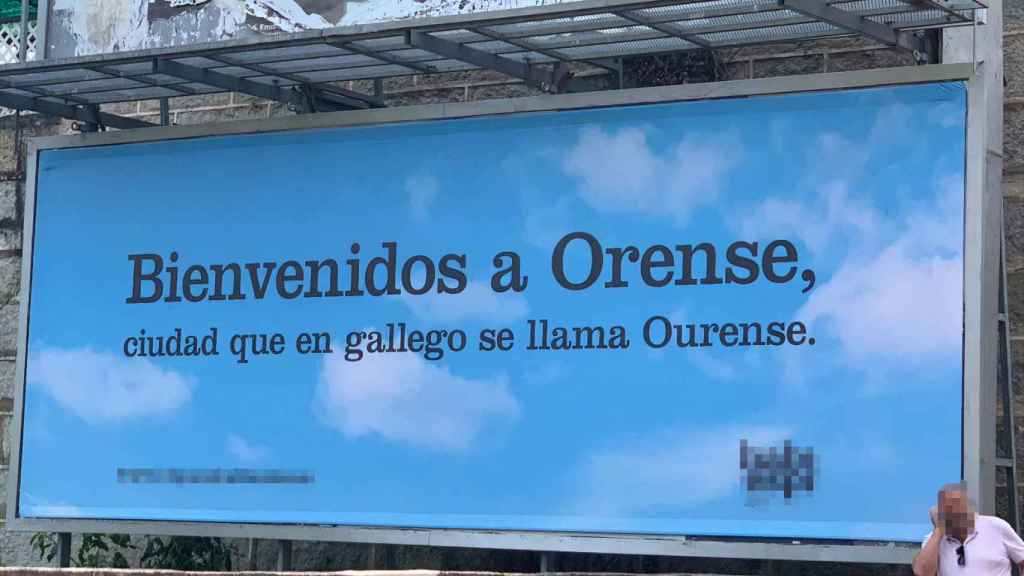 Cartel de Hablamos Español en Ourense.