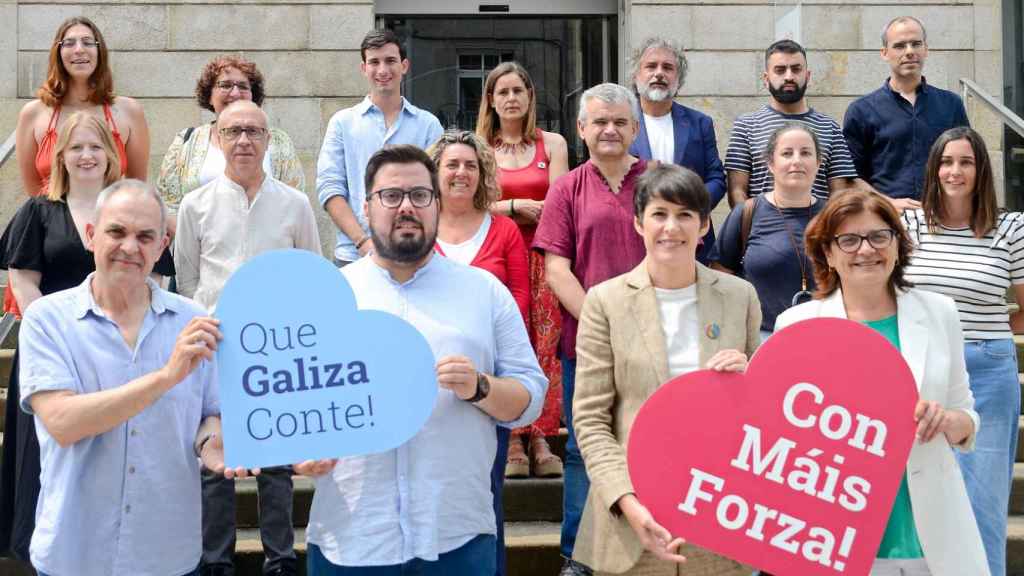 Xabier P. Igrexas y Ana Pontón en primer término, junto a miembros del partido en la Rúa Príncipe.