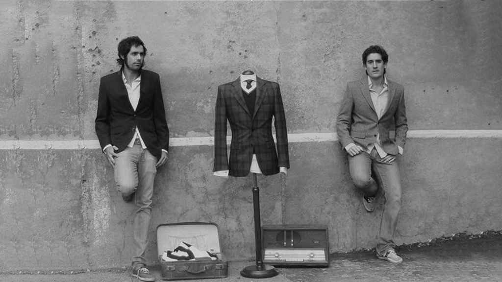 Rafael Díaz (i.) y Pablo López (d.), los fundadores de la marca, en el frontón que representa la identidad de Silbon.