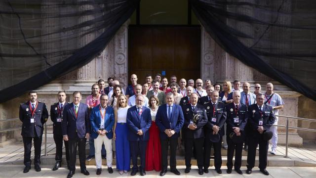 El consejero de la Presidencia, Antonio Sanz, posa con jefes de la Policía Local tras aprobar la nueva ley.