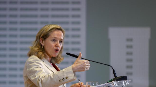 Nadia Calviño, vicepresidenta primera y ministra de Asuntos Económicos, realiza declaraciones tras la reunión con las patronales bancarias, las asociaciones de usuarios financieros y el gobernador del Banco de España, Pablo Hernández de Cos, este jueves en la sede del Ministerio.