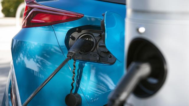 Coche eléctrico recargando en un punto de carga.