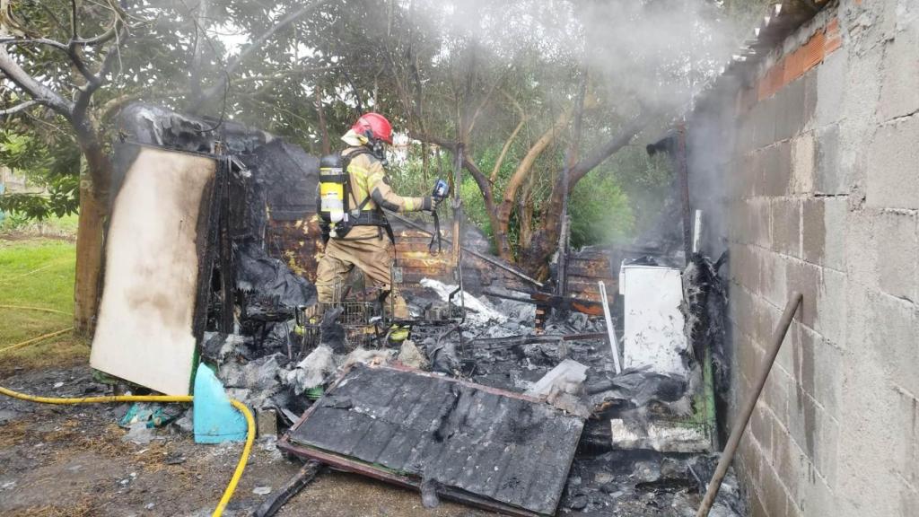 Intervención de los bomberos en el incendio originado en Oleiros (A Coruña)