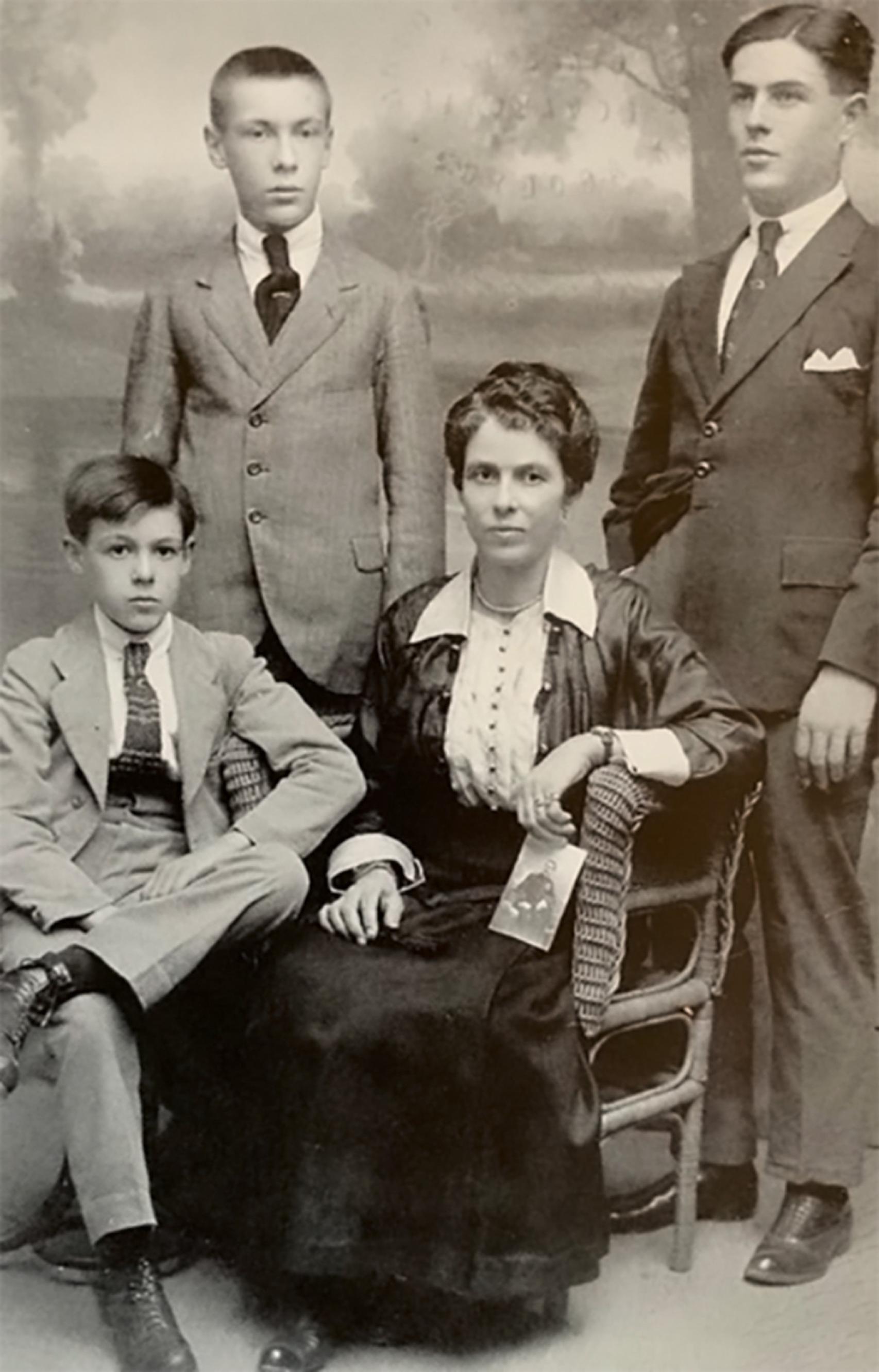 Concepción Ruiz. Según Arrabal es la abuela coraje con sus tres hijos futuros condenados a muerte.