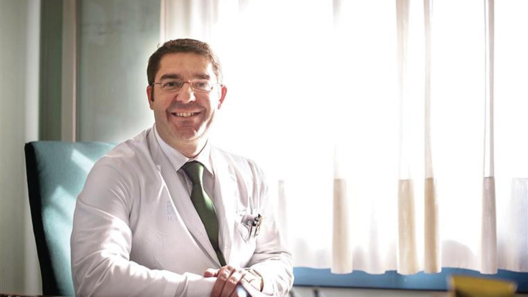 Fernández Bueno, médico:  La nueva Ley Antitabaco ni habla de tabaco ni está hecha para ayudar a dejar de fumar 