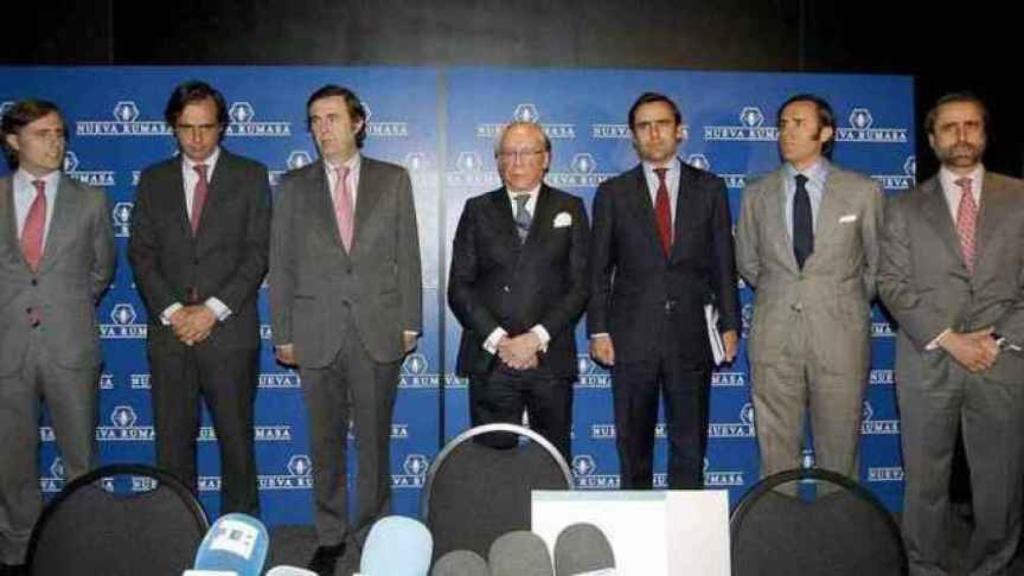 José María Ruiz-Mateos (en el centro) junto a seis de sus hijos, los herederos del ruinoso imperio Rumasa.