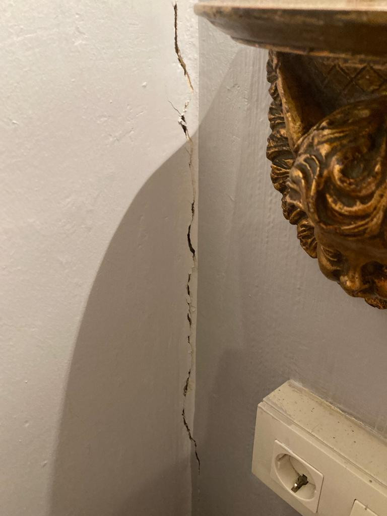 Una de las grietas que se puede ver en uno de los domicilios.