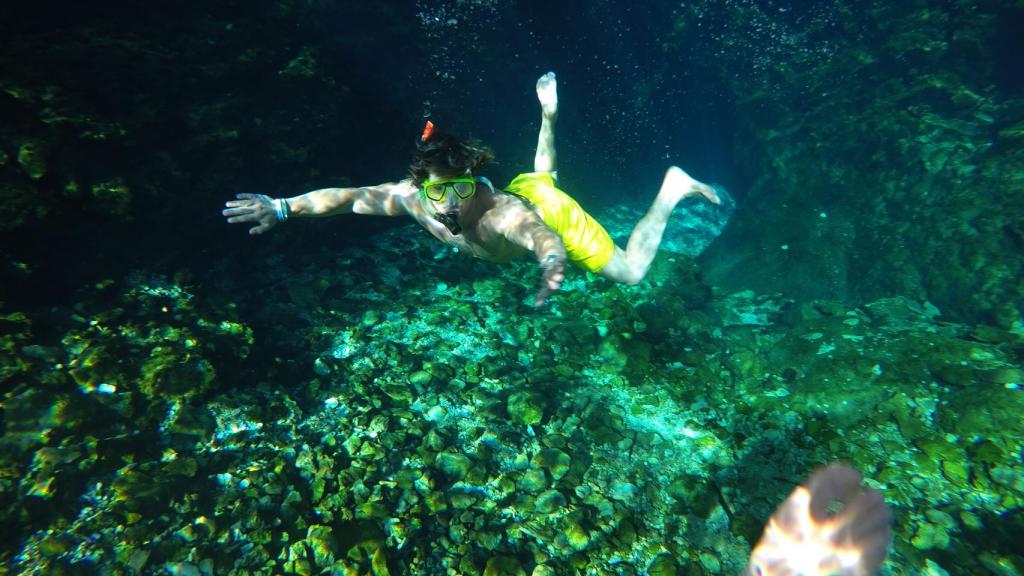 Un bañista en pozo azul de Covanera