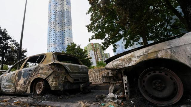 Imagen de varios coches quemados en Nanterre