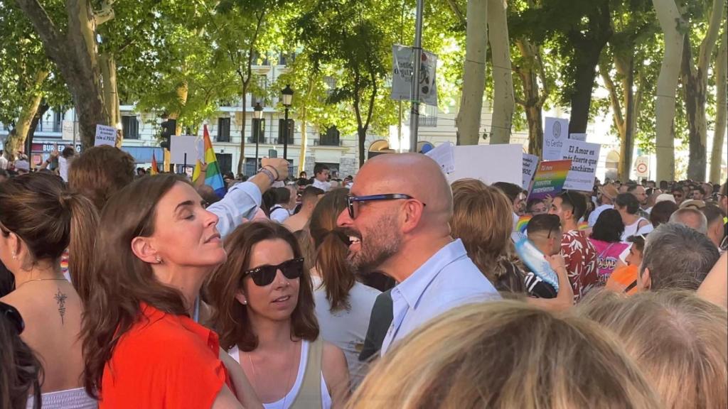 A la izquierda, Carmen Fúnez; en el centro, la concejala Paula Gómez Angulo; a la derecha, Jaime de los Santos.