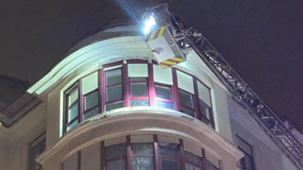 Intervención de los Bomberos de A Coruña tras la caída de unos cascotes en plaza de Vigo