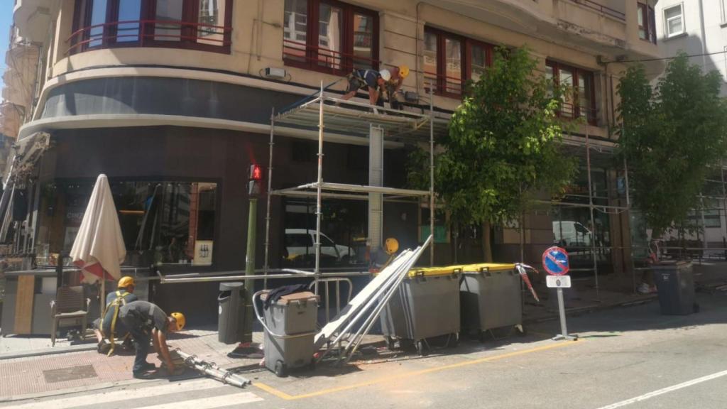 Andamio en el edificio de plaza de Vigo donde se desprendió la fachada.