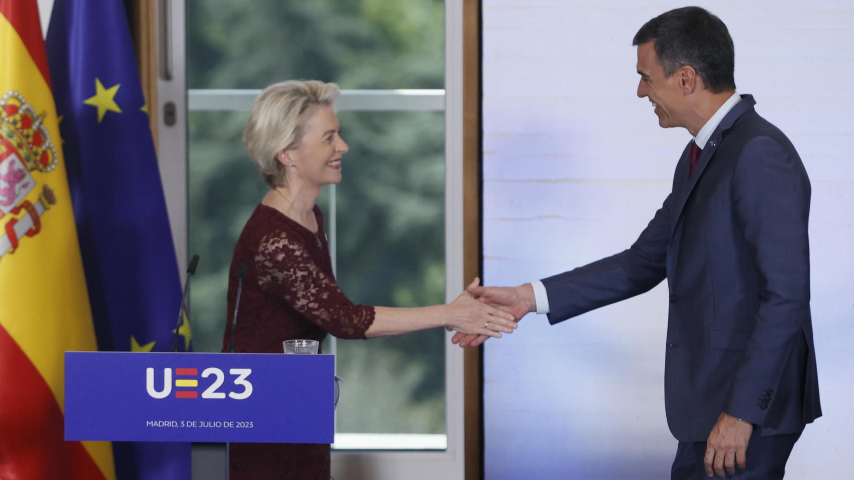 Ursula von der Leyen , recibida por Pedro Sánchez en Moncloa, al inicio de la presidencia española del Consejo, en julio de 2023.