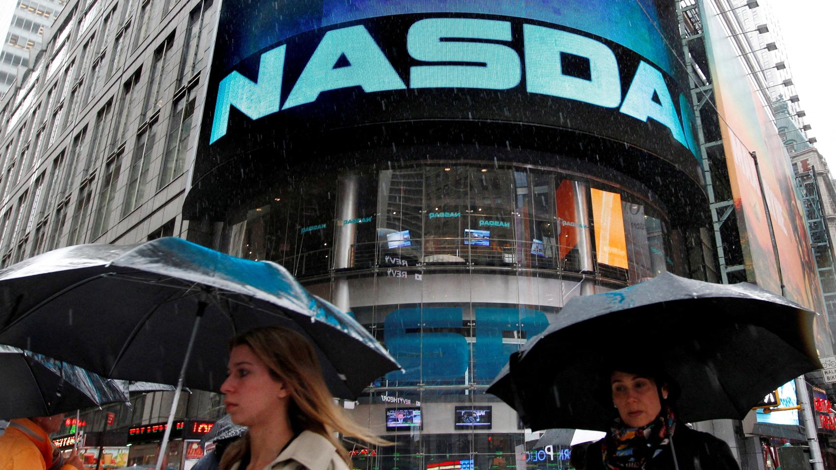 Varios transeúntes pasan por delante de la sede del Nasdaq en Nueva York.