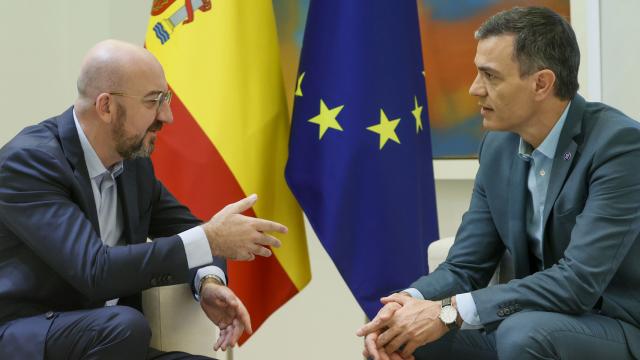 El presidente del Consejo Europeo, Charles Michel, y el presidente del Gobierno, Pedro Sánchez, en el Palacio de la Moncloa.
