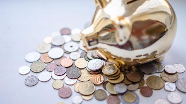 Una hucha con monedas de euro.