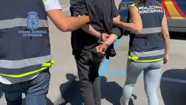 El presunto autor del crimen, un español de 58 años, detenido por agentes de la Policía Nacional.