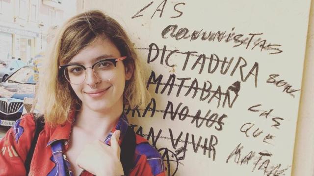 Elizabeth Duval ante una pintada feminista
