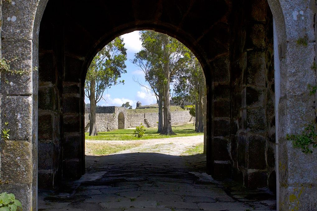 Acceso a través de la Puerta de la Villa. Foto: Turismo de A Guarda
