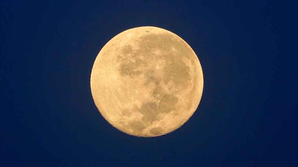 Estas son las imágenes que dejó la luna más grande del año en Vigo