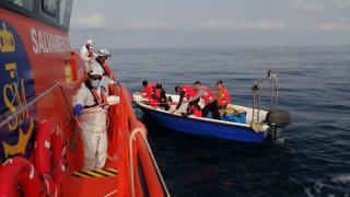 Rescatan a 17 migrantes a bordo de una patera con ocho menores en el norte de Alicante