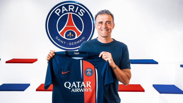 Luis Enrique, posando con la camiseta del PSG tras su nombramiento como nuevo entrenador