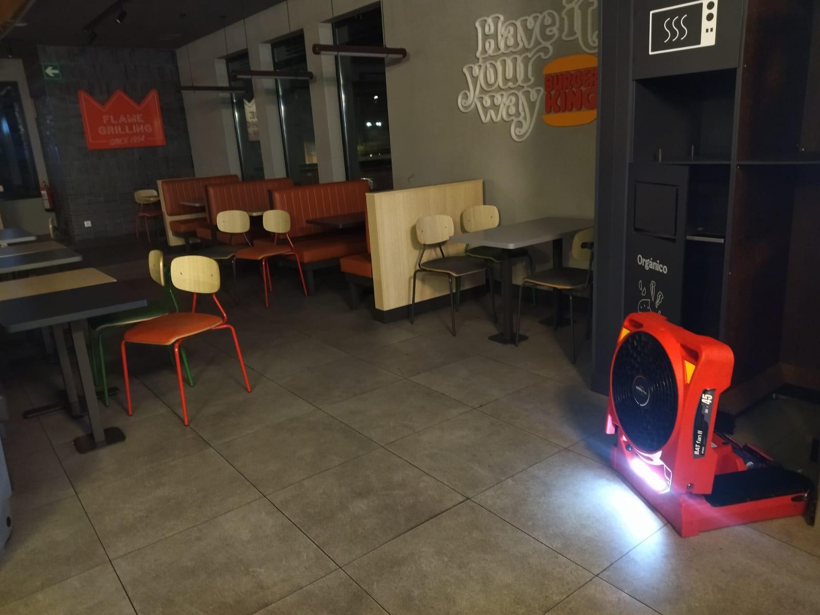 Tareas de ventilación en el Burger King de Perillo (SEM Oleiros).