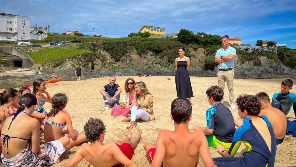 Martina Aneiros junto a los participantes en la playa do Río