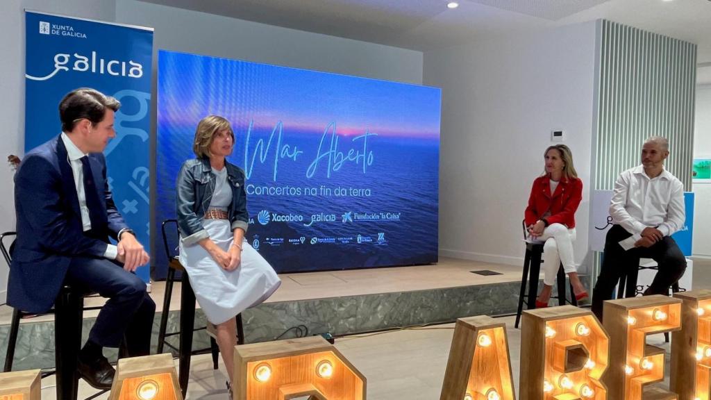 Nava Castro (segunda por la izquierda) durante la presentación del ciclo