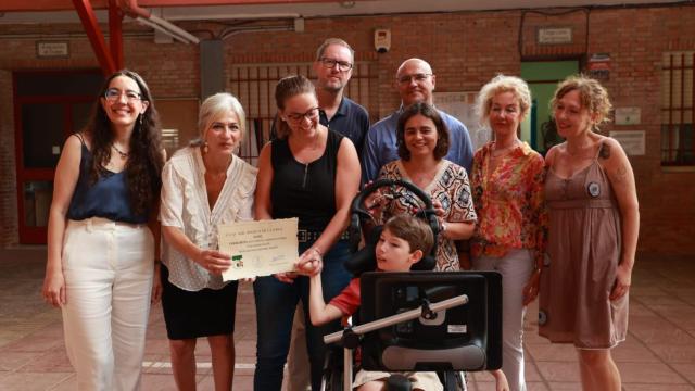 Daniel Borchardt junto a la consejera de Educación, Patricia del Pozo, sus profesores y familia, posa con su diploma.