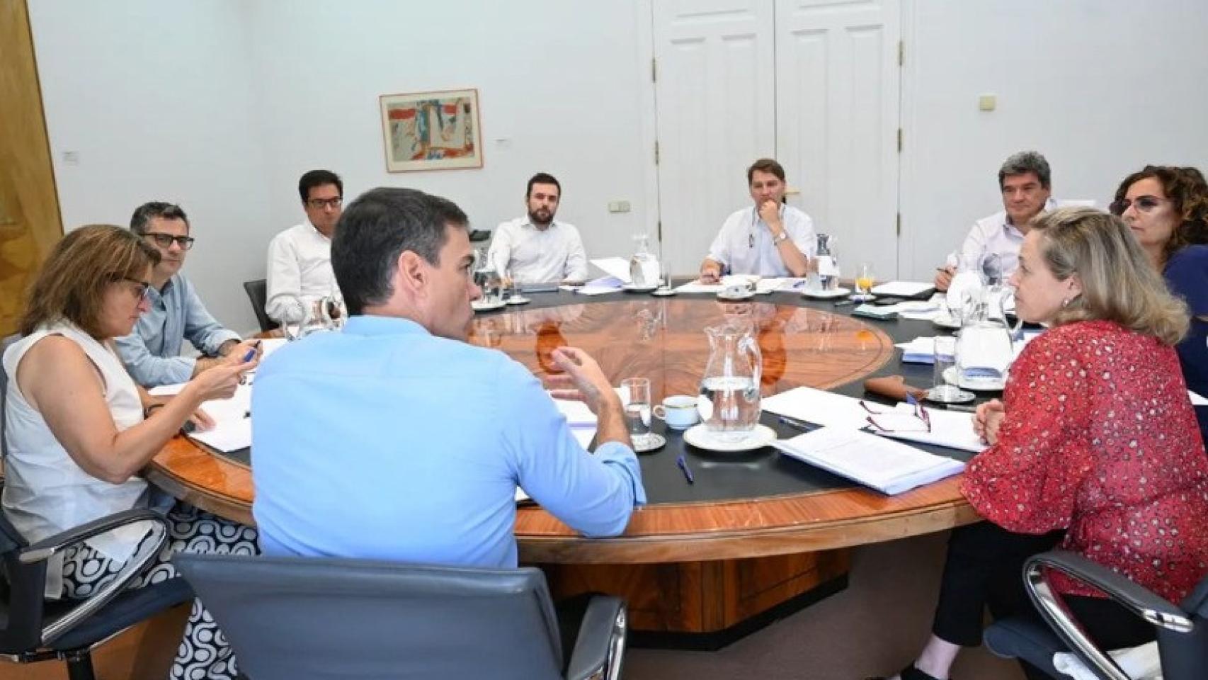 Pedro Sánchez, con Nadia Calviño, María Jesús Montero, José Luis Escrivá, Manuel de la Rocha, Ion Antolín, Óscar López, Félix Bolaños y Teresa Ribera, preparando con su equipo los debates electorales, en una foto colgada por el presidente del Gobierno en Instagram.