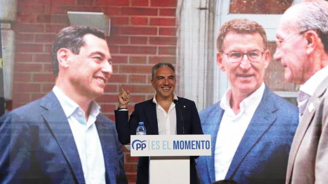Bendodo delante de la foto creada por inteligencia artificial en la que salen Juanma Moreno, Alberto Núñez Feijóo y Francisco de la Torre.