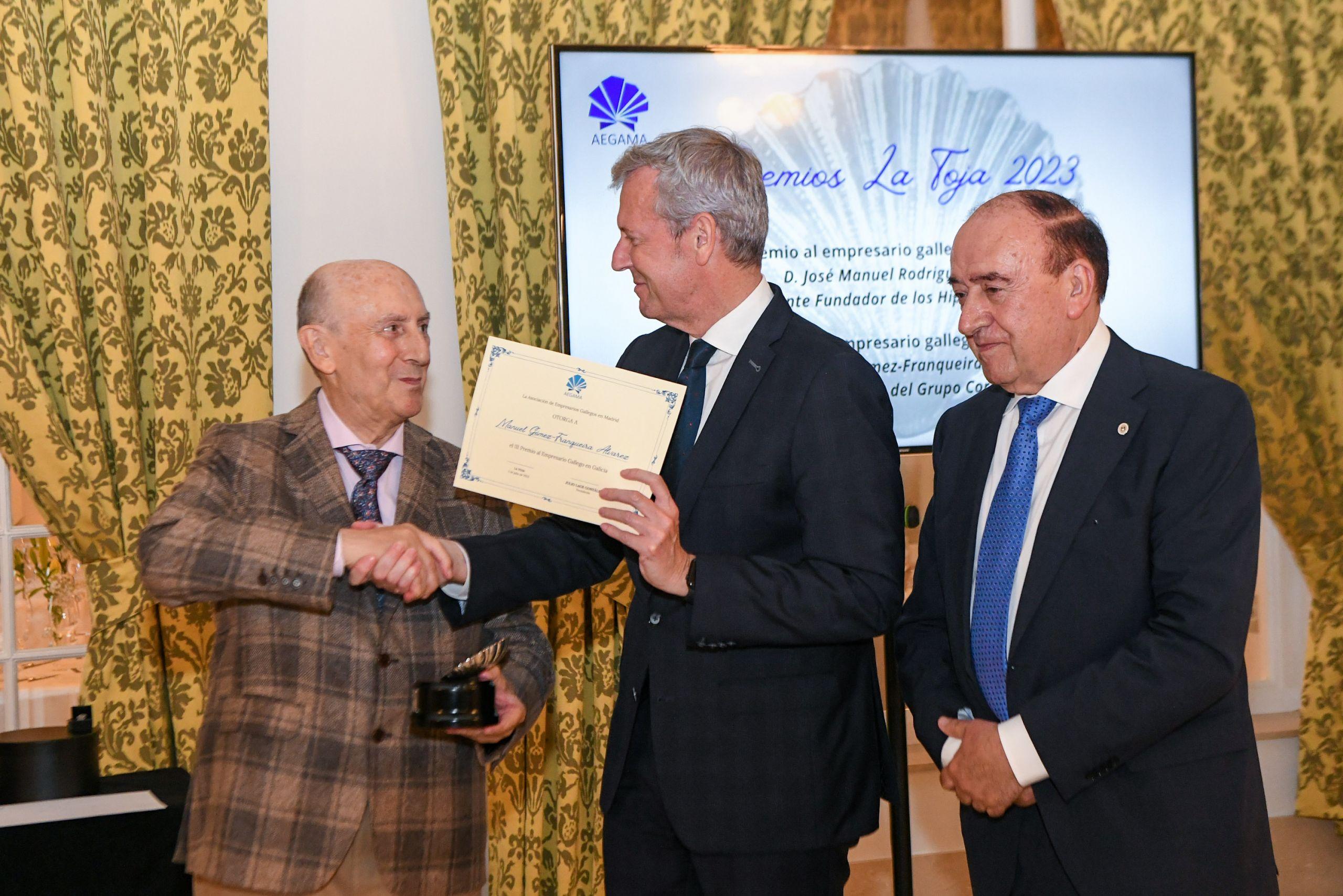 Rueda entrega la distinción a Manuel Gómez-Franqueira