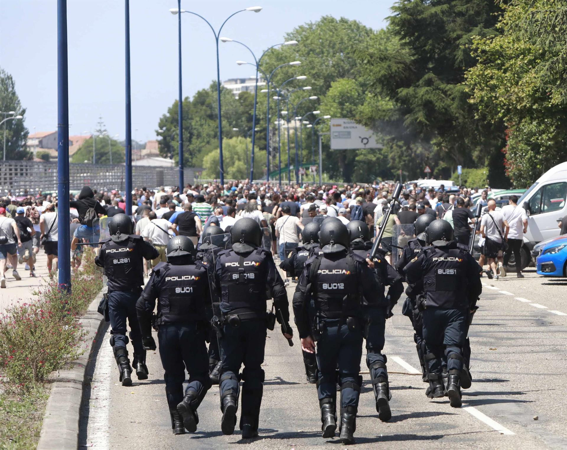 Carga policial contra manifestantes del metal en las inmediaciones de la factorIa de Stellantis en Vigo, a 6 de julio de 2023. Foto: Europa Press