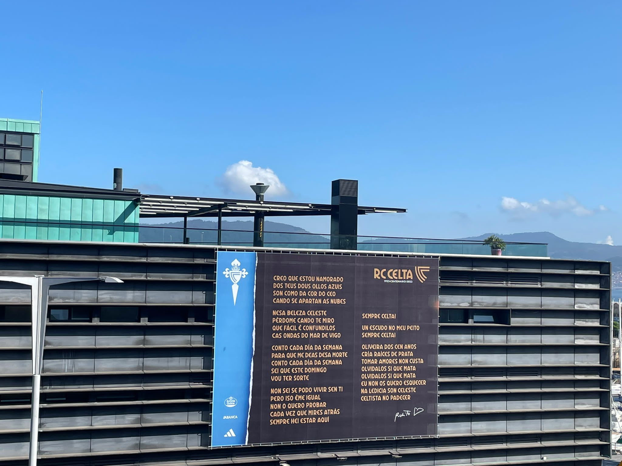 Otra vista de la lona desplegada desde el centro comercial vigués. (A Laxe)