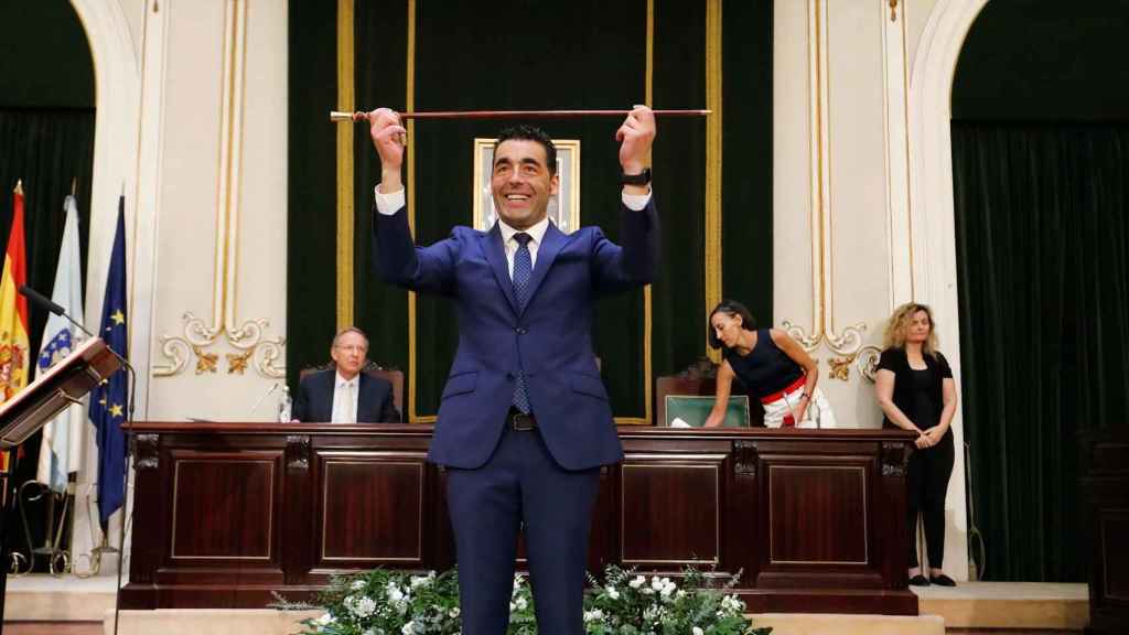 Luis López muestra el bastón de mando del ente provincial.