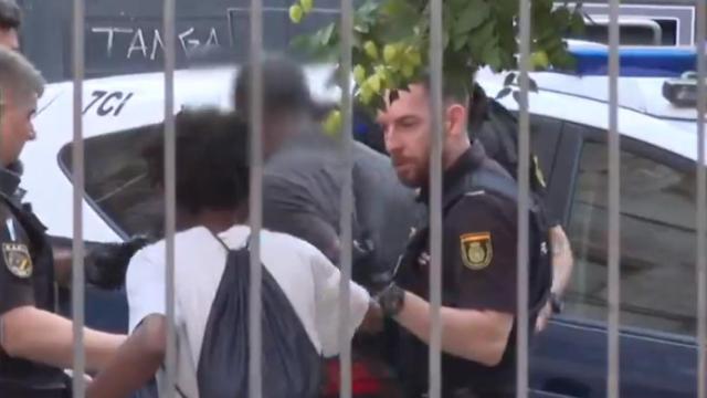 La Policía Nacional detiene al hombre que ha lanzado una botella al equipo de reporteros.