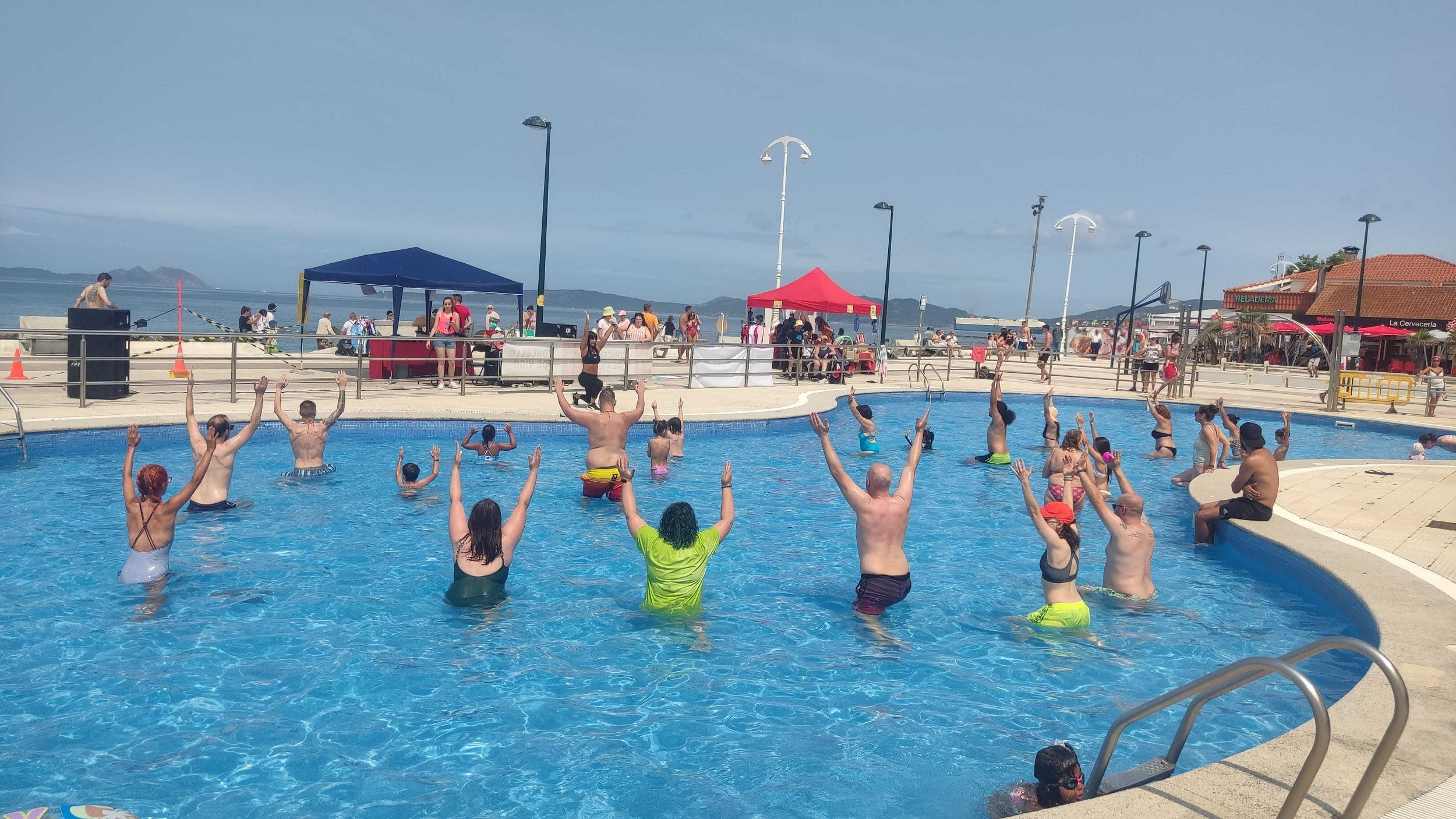 Participantes en la campaña ‘Móllate’ en Vigo (Avempo).