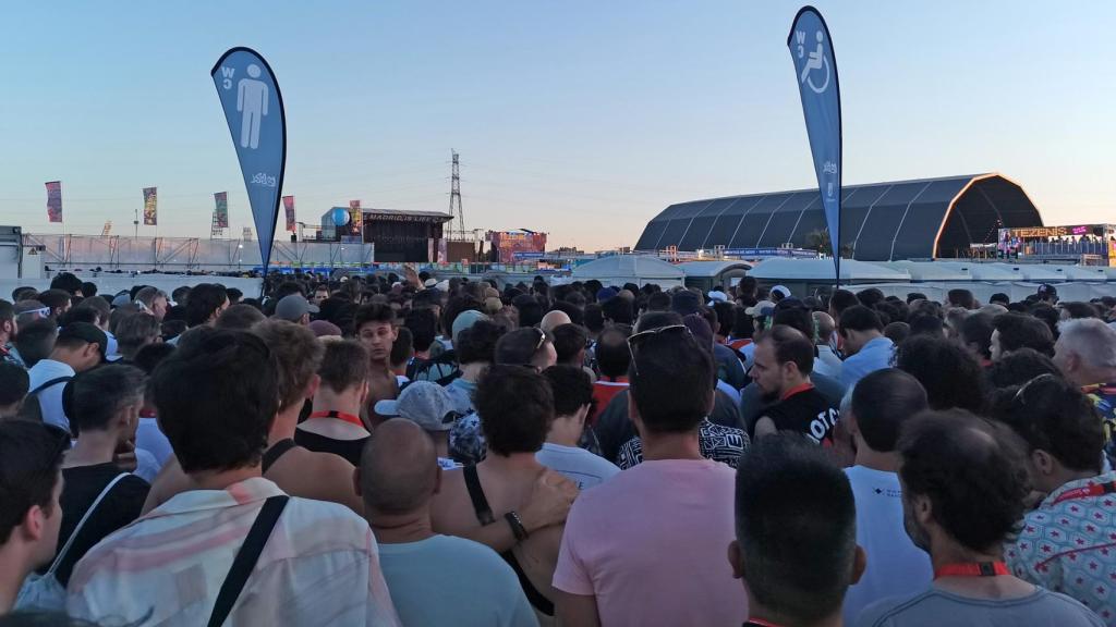 Aglomeración en la entrada a los aseos masculinos, el sábado en el festival Mad Cool. Foto: F. D. Quijano