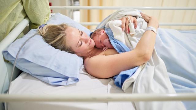 Una mujer después de dar a luz.