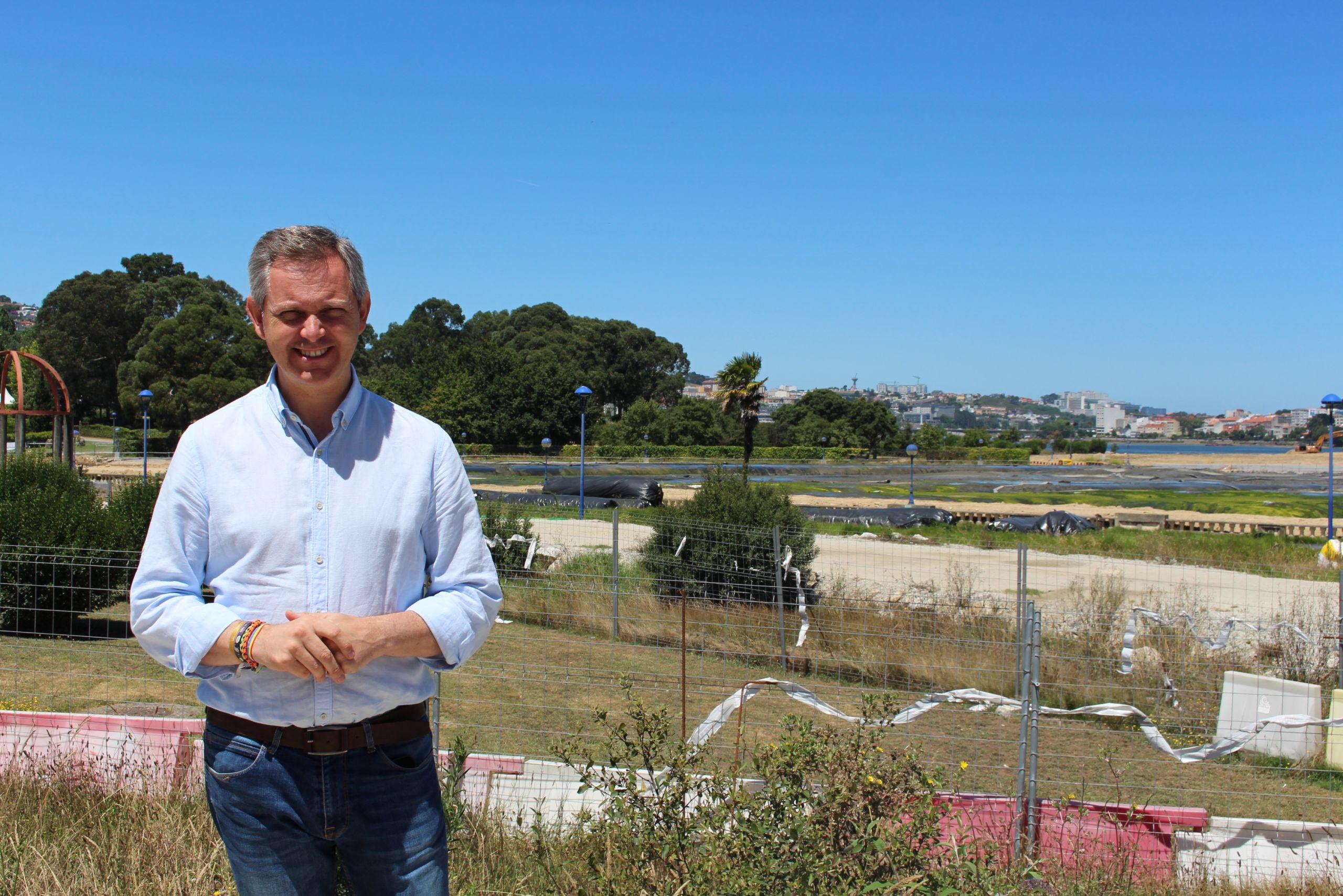 El ministro de Sanidad, José Miñones, frente a las obras de dragado de la Ría de O Burgo (López).