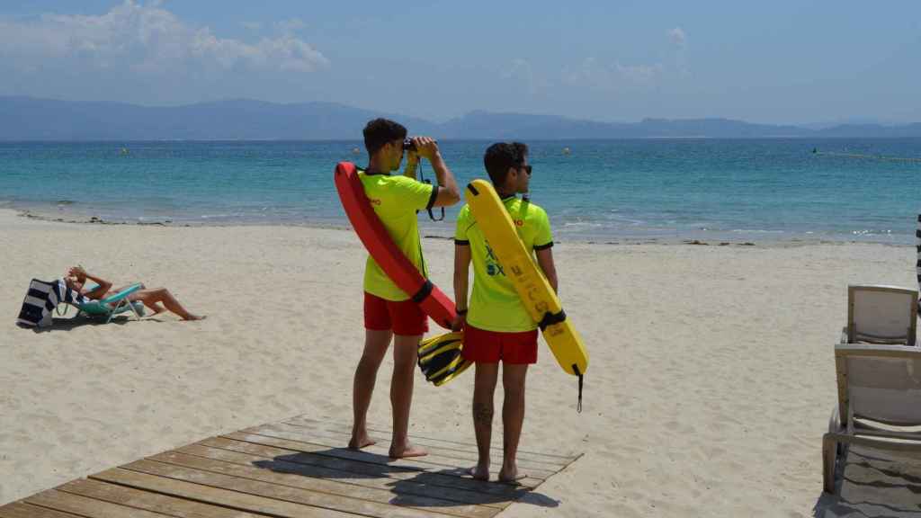 Dos socorristas del servicio realizan labores de vigilancia.