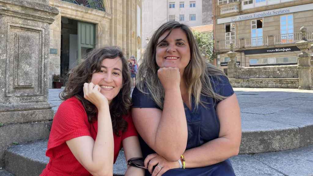 Raquel Piñeiro Portela y Patricia Blanco Rivas frente a la Iglesia de la Peregrina, en Pontevedra.