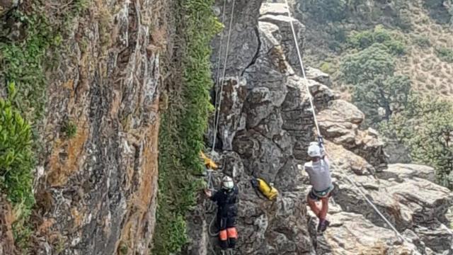Imagen del rescate realizado en la tirolina de El Hacho.