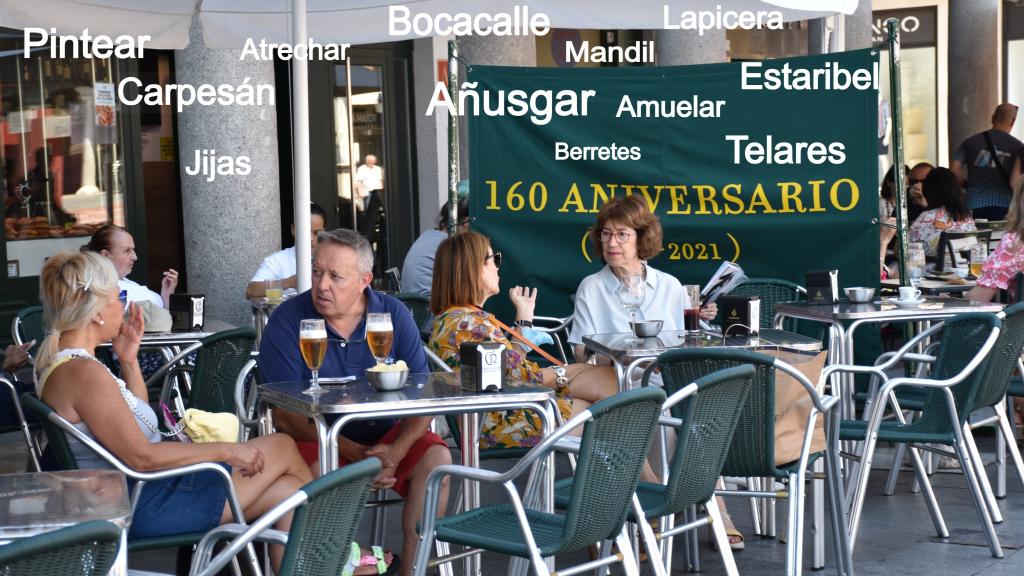 Personas manteniendo una conversación en una terraza