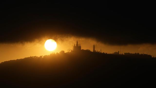 Vista de la montaña del Tibidabo de Barcelona en plena ola de calor intenso en Cataluña.